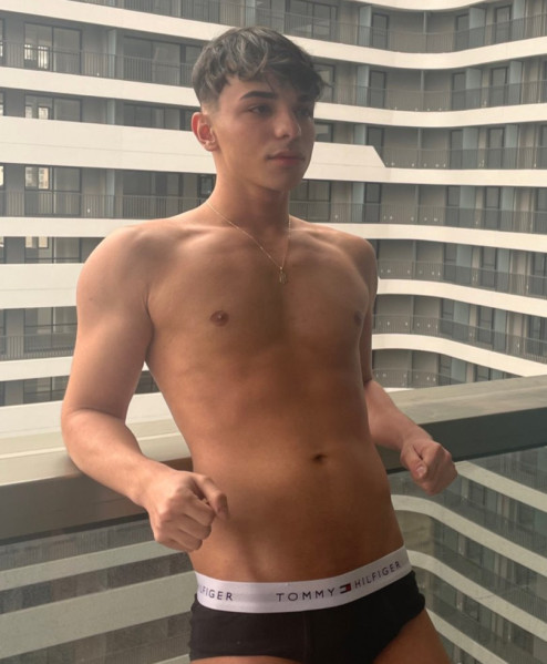 Gui Ferrer, 20, Brunette, , escort in Dubai - 1063